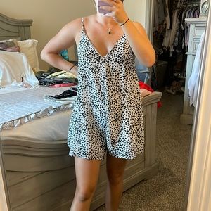 Glam romper. Size S, worn twice, black and white, so flowy/comfortable